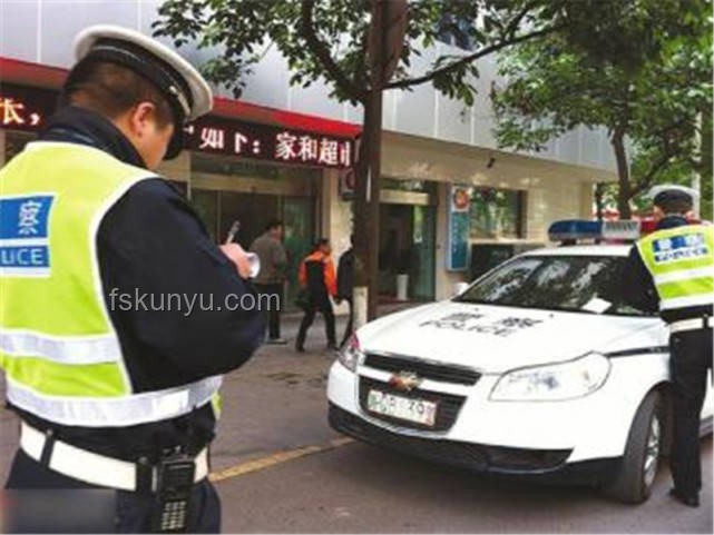 女网红违停抗拒执法跳警车，法律严惩不贷